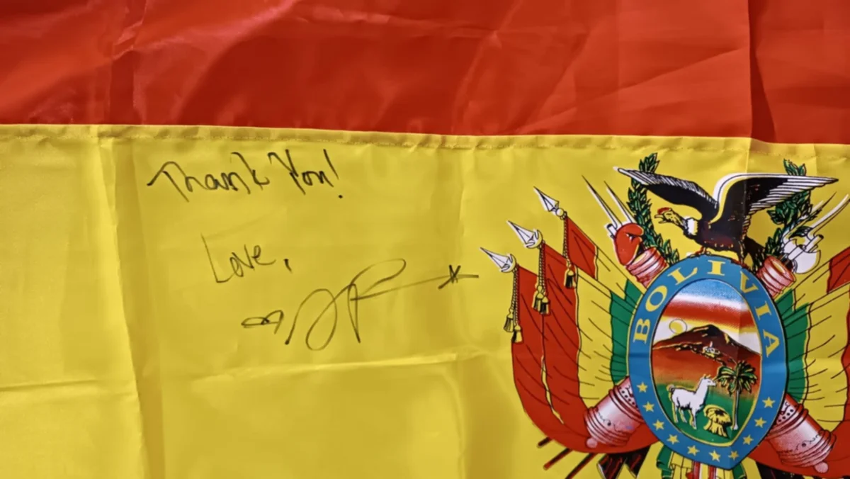 La cantante neoyorquina LP autografió la tricolor boliviana 